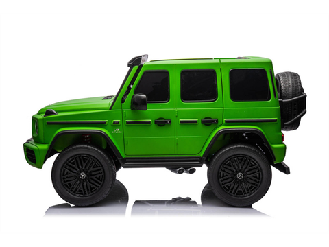 Questa macchina da corsa a batteria Mercedes-AMG G63 per bambini